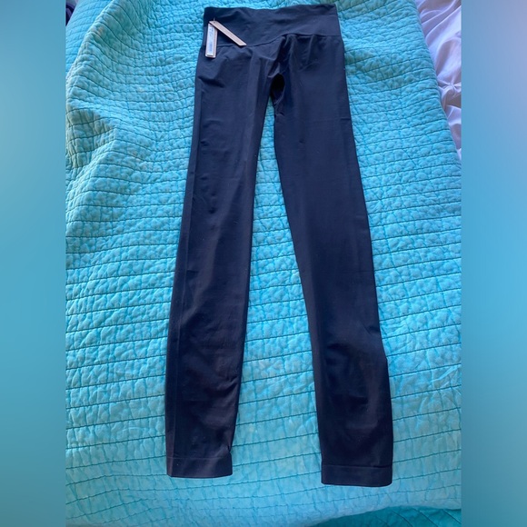 SKIMS seamless soft smoothing (eclipse - black) leggings - Picture 3 of 4